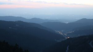 Dieses Bild zeigt eine Webcam-Aufnahme vom Achertal, aufgenommen am Montag, den 09.03.2026 um 19:00 Uhr. Die Temperatur betrug 9.6°C.