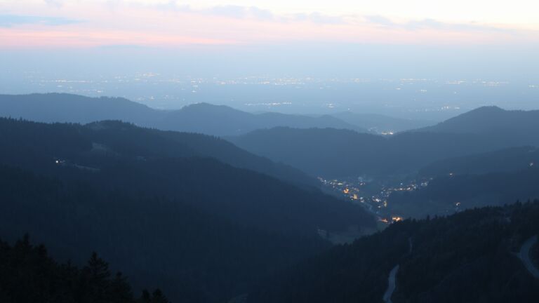 Dieses Bild zeigt eine Webcam-Aufnahme vom Achertal, aufgenommen am Montag, den 09.03.2026 um 19:00 Uhr. Die Temperatur betrug 9.6°C.