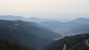 Dieses Bild zeigt eine Webcam-Aufnahme vom Achertal, aufgenommen am Freitag, den 06.03.2026 um 17:00 Uhr. Die Temperatur betrug 11.7°C.