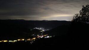 Dieses Bild zeigt eine Webcam-Aufnahme vom Achertal, aufgenommen am Montag, den 15.06.2026 um 01:00 Uhr. Die Temperatur betrug 12.7°C.