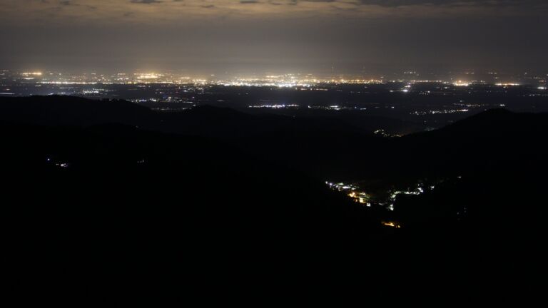 Dieses Bild zeigt eine Webcam-Aufnahme vom Achertal, aufgenommen am Freitag, den 02.05.2025 um 04:20 Uhr. Die Temperatur betrug 17.3°C.