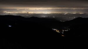 Dieses Bild zeigt eine Webcam-Aufnahme vom Achertal, aufgenommen am Donnerstag, den 27.11.2025 um 01:30 Uhr. Die Temperatur betrug -1.6°C.