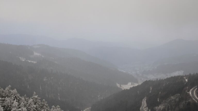 Dieses Bild zeigt eine Webcam-Aufnahme vom Achertal, aufgenommen am Mittwoch, den 24.12.2025 um 15:20 Uhr. Die Temperatur betrug -5.9°C.