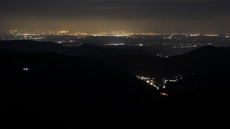 Dieses Bild zeigt eine Webcam-Aufnahme vom Achertal, aufgenommen am Mittwoch, den 25.03.2026 um 04:40 Uhr. Die Temperatur betrug 4.2°C.