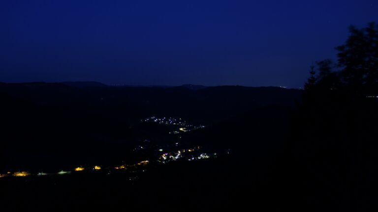 Dieses Bild zeigt eine Webcam-Aufnahme vom Achertal, aufgenommen am Montag, den 20.07.2026 um 04:30 Uhr. Die Temperatur betrug 13.2°C.