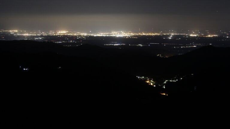 Dieses Bild zeigt eine Webcam-Aufnahme vom Achertal, aufgenommen am Freitag, den 18.07.2025 um 00:30 Uhr. Die Temperatur betrug 14.1°C.