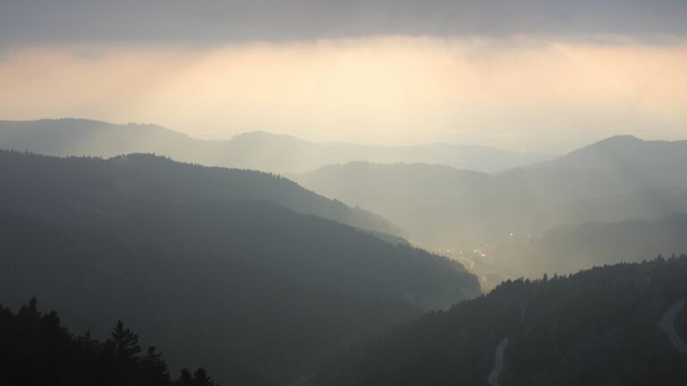 Dieses Bild zeigt eine Webcam-Aufnahme vom Achertal, aufgenommen am Dienstag, den 14.04.2026 um 19:30 Uhr. Die Temperatur betrug 3.7°C.