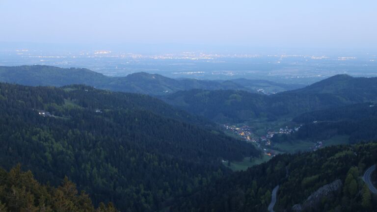 Dieses Bild zeigt eine Webcam-Aufnahme vom Achertal, aufgenommen am Sonntag, den 26.04.2026 um 05:40 Uhr. Die Temperatur betrug 9.7°C.