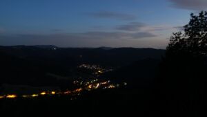 Dieses Bild zeigt eine Webcam-Aufnahme vom Achertal, aufgenommen am Dienstag, den 07.07.2026 um 22:40 Uhr. Die Temperatur betrug 21.7°C.