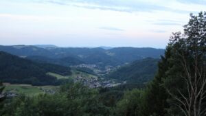 Dieses Bild zeigt eine Webcam-Aufnahme vom Achertal, aufgenommen am Mittwoch, den 08.07.2026 um 05:50 Uhr. Die Temperatur betrug 17°C.