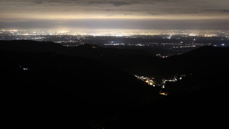 Dieses Bild zeigt eine Webcam-Aufnahme vom Achertal, aufgenommen am Freitag, den 17.10.2025 um 22:30 Uhr. Die Temperatur betrug 5.9°C.