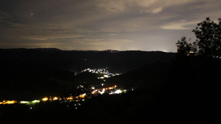 Dieses Bild zeigt eine Webcam-Aufnahme vom Achertal, aufgenommen am Freitag, den 18.09.2026 um 02:00 Uhr. Die Temperatur betrug 13.4°C.