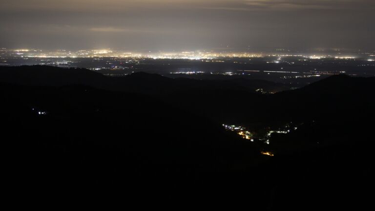 Dieses Bild zeigt eine Webcam-Aufnahme vom Achertal, aufgenommen am Montag, den 20.10.2025 um 04:30 Uhr. Die Temperatur betrug 10.9°C.