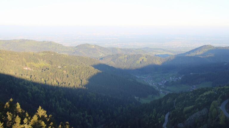 Dieses Bild zeigt eine Webcam-Aufnahme vom Achertal, aufgenommen am Samstag, den 25.04.2026 um 07:10 Uhr. Die Temperatur betrug 13.8°C.