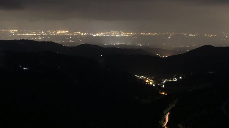 Dieses Bild zeigt eine Webcam-Aufnahme vom Achertal, aufgenommen am Samstag, den 04.10.2025 um 22:30 Uhr. Die Temperatur betrug 4.4°C.