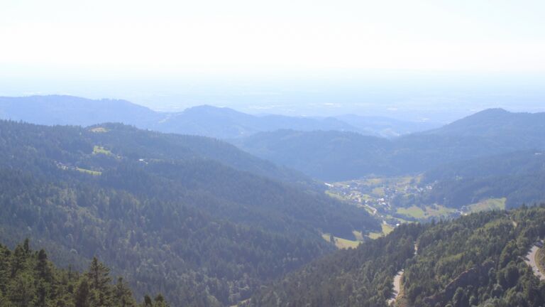 Dieses Bild zeigt eine Webcam-Aufnahme vom Achertal, aufgenommen am Freitag, den 18.07.2025 um 17:50 Uhr. Die Temperatur betrug 21.1°C.