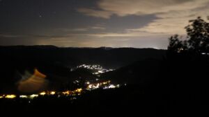 Dieses Bild zeigt eine Webcam-Aufnahme vom Achertal, aufgenommen am Samstag, den 22.08.2026 um 04:00 Uhr. Die Temperatur betrug 11.2°C.