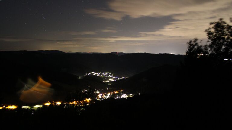 Dieses Bild zeigt eine Webcam-Aufnahme vom Achertal, aufgenommen am Samstag, den 22.08.2026 um 04:00 Uhr. Die Temperatur betrug 11.2°C.