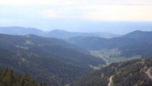 Dieses Bild zeigt eine Webcam-Aufnahme vom Achertal, aufgenommen am Dienstag, den 22.04.2025 um 18:10 Uhr. Die Temperatur betrug 11.8°C.