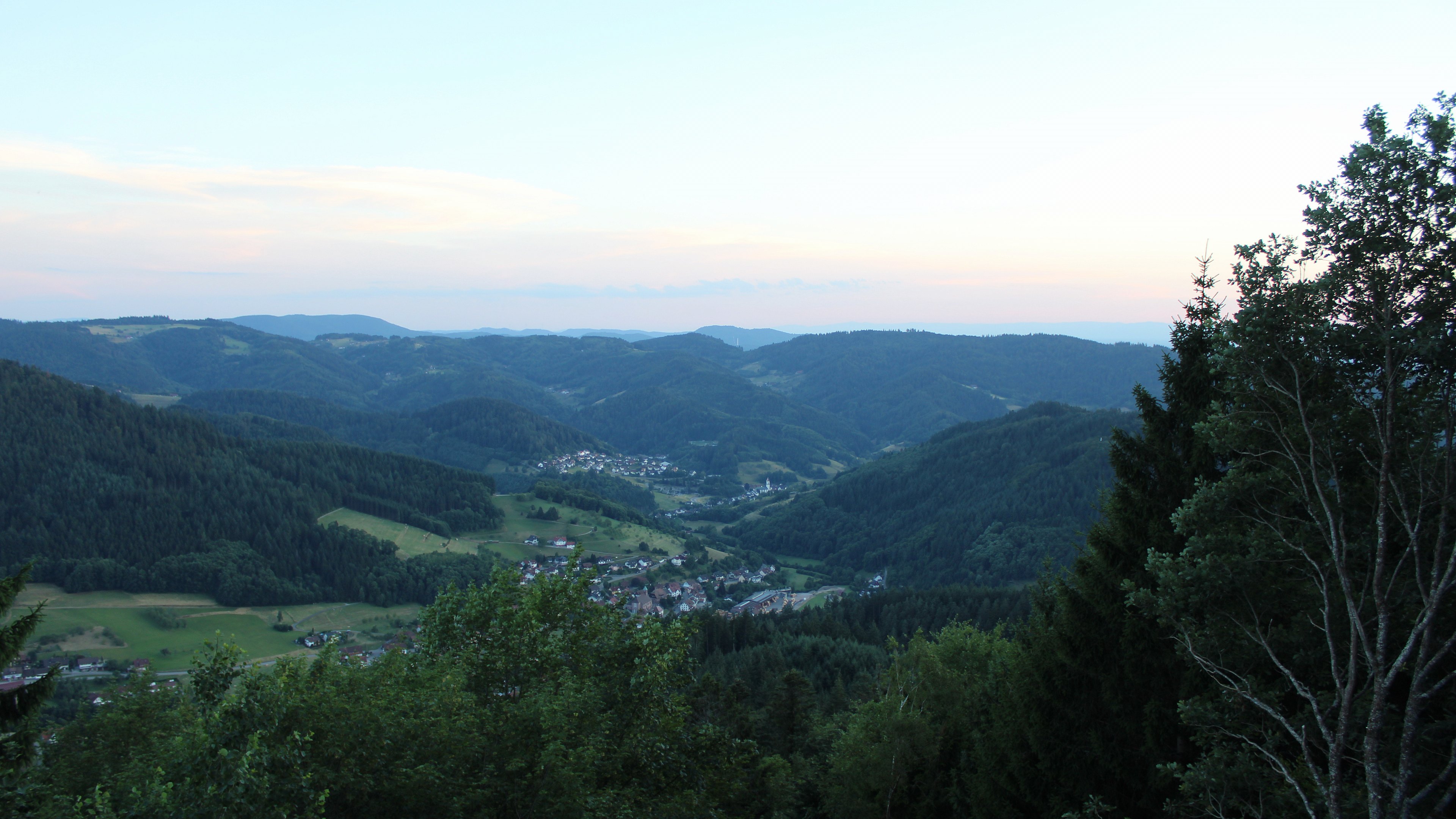 Dieses Bild zeigt eine Webcam-Aufnahme vom Achertal, aufgenommen am Freitag, den 10.07.2026 um 21:20 Uhr. Die Temperatur betrug 24.6°C.