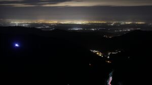 Dieses Bild zeigt eine Webcam-Aufnahme vom Achertal, aufgenommen am Donnerstag, den 18.12.2025 um 04:00 Uhr. Die Temperatur betrug 5.3°C.