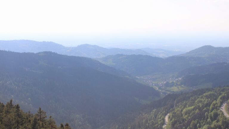 Dieses Bild zeigt eine Webcam-Aufnahme vom Achertal, aufgenommen am Freitag, den 08.05.2026 um 17:20 Uhr. Die Temperatur betrug 12.5°C.
