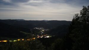 Dieses Bild zeigt eine Webcam-Aufnahme vom Achertal, aufgenommen am Freitag, den 23.10.2026 um 01:00 Uhr. Die Temperatur betrug 7.9°C.