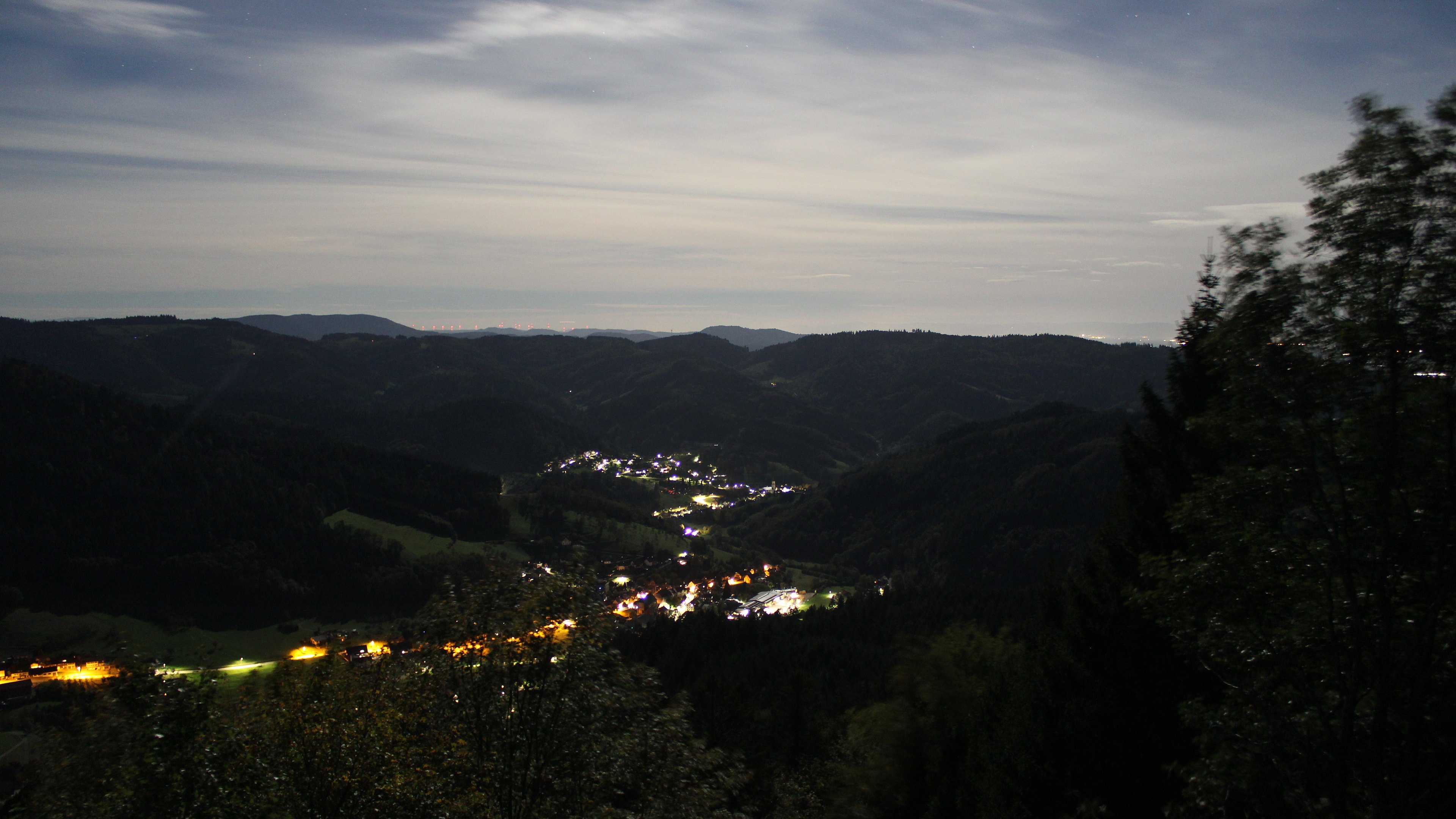 Dieses Bild zeigt eine Webcam-Aufnahme vom Achertal, aufgenommen am Freitag, den 23.10.2026 um 01:00 Uhr. Die Temperatur betrug 7.9°C.