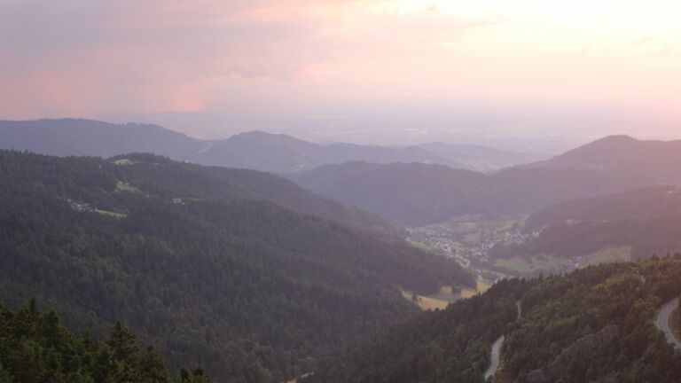 Dieses Bild zeigt eine Webcam-Aufnahme vom Achertal, aufgenommen am Montag, den 14.07.2025 um 21:00 Uhr. Die Temperatur betrug 18.2°C.