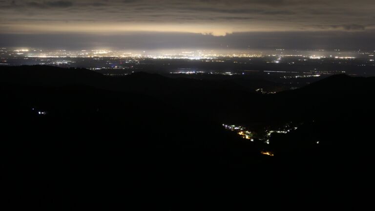 Dieses Bild zeigt eine Webcam-Aufnahme vom Achertal, aufgenommen am Samstag, den 18.10.2025 um 04:00 Uhr. Die Temperatur betrug 5.1°C.