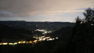 Dieses Bild zeigt eine Webcam-Aufnahme vom Achertal, aufgenommen am Montag, den 31.08.2026 um 22:30 Uhr. Die Temperatur betrug 14.9°C.