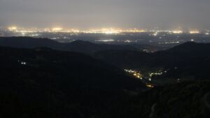 Dieses Bild zeigt eine Webcam-Aufnahme vom Achertal, aufgenommen am Mittwoch, den 29.04.2026 um 01:00 Uhr. Die Temperatur betrug 9.5°C.