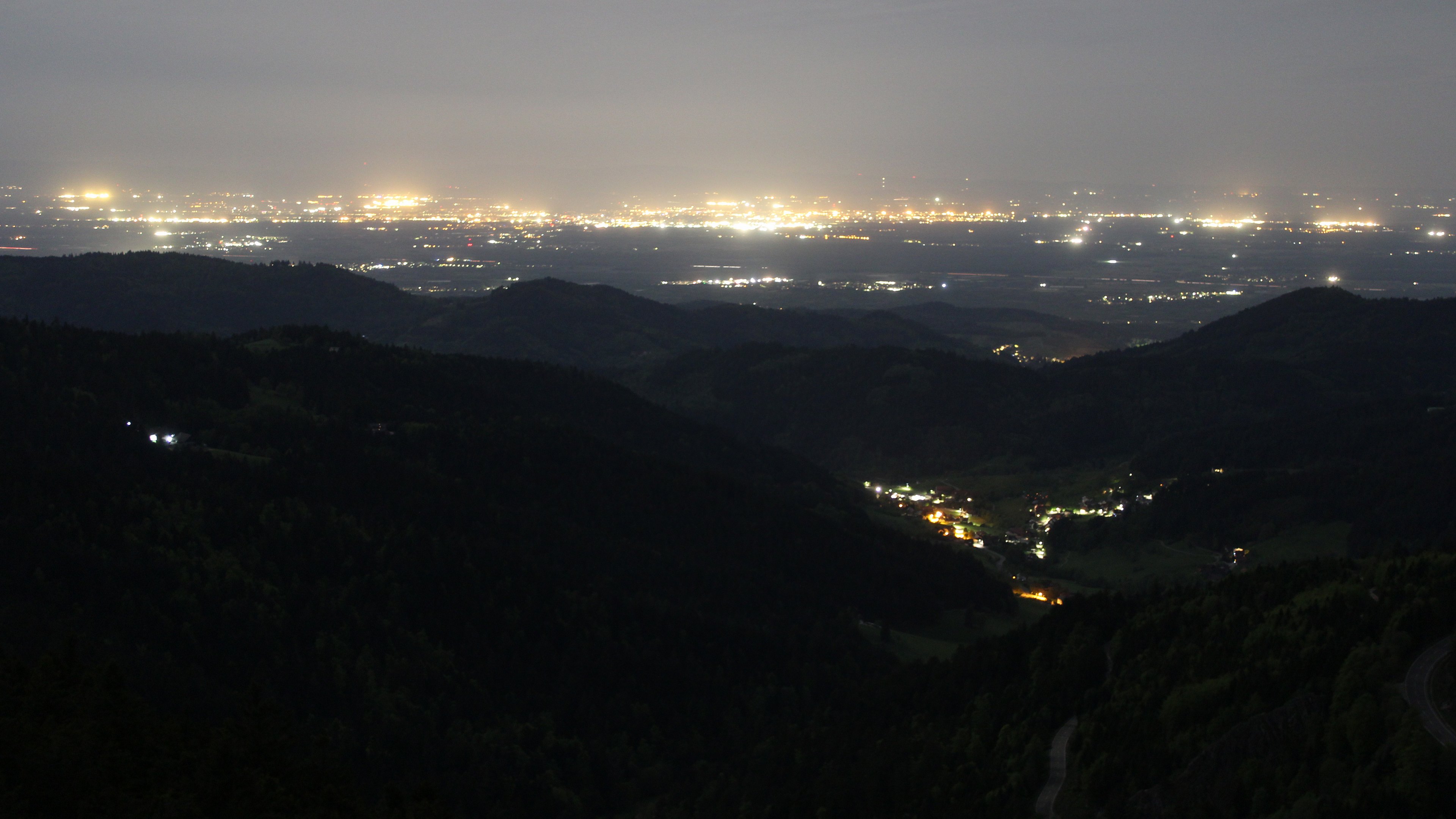 Dieses Bild zeigt eine Webcam-Aufnahme vom Achertal, aufgenommen am Mittwoch, den 29.04.2026 um 01:00 Uhr. Die Temperatur betrug 9.5°C.