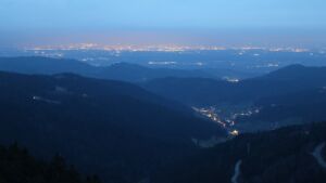 Dieses Bild zeigt eine Webcam-Aufnahme vom Achertal, aufgenommen am Dienstag, den 10.03.2026 um 19:00 Uhr. Die Temperatur betrug 7.4°C.