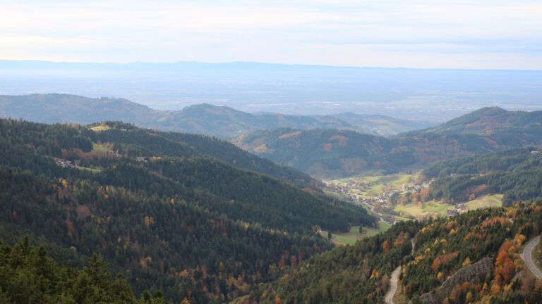 Dieses Bild zeigt eine Webcam-Aufnahme vom Achertal, aufgenommen am Mittwoch, den 29.10.2025 um 15:50 Uhr. Die Temperatur betrug 11.2°C.