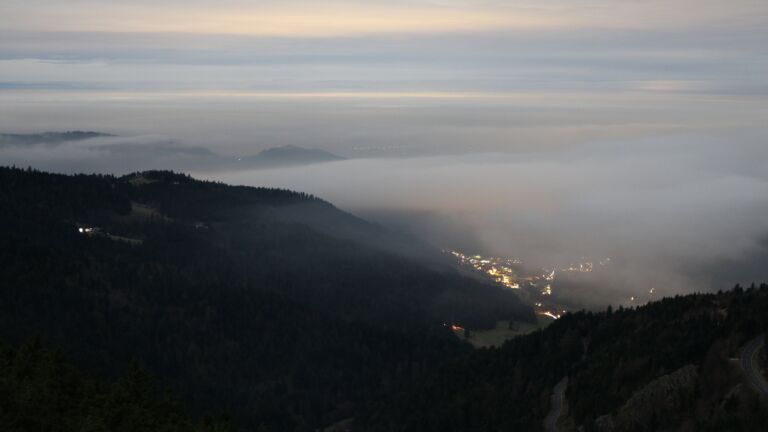 Dieses Bild zeigt eine Webcam-Aufnahme vom Achertal, aufgenommen am Mittwoch, den 03.12.2025 um 21:30 Uhr. Die Temperatur betrug 4.4°C.