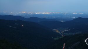 Dieses Bild zeigt eine Webcam-Aufnahme vom Achertal, aufgenommen am Dienstag, den 26.08.2025 um 20:50 Uhr. Die Temperatur betrug 20.5°C.