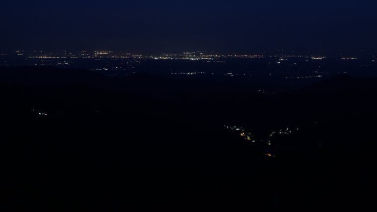 Dieses Bild zeigt eine Webcam-Aufnahme vom Achertal, aufgenommen am Sonntag, den 22.06.2025 um 04:00 Uhr. Die Temperatur betrug 19.2°C.