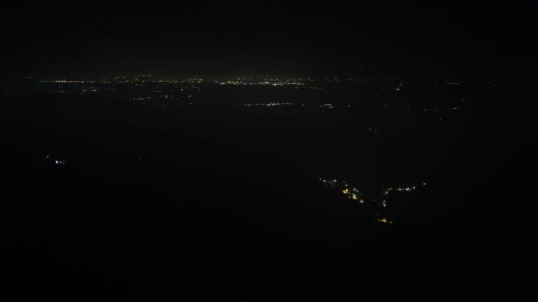 Dieses Bild zeigt eine Webcam-Aufnahme vom Achertal, aufgenommen am Sonntag, den 27.07.2025 um 04:20 Uhr. Die Temperatur betrug 12.8°C.