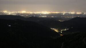 Dieses Bild zeigt eine Webcam-Aufnahme vom Achertal, aufgenommen am Dienstag, den 28.04.2026 um 22:20 Uhr. Die Temperatur betrug 11.3°C.