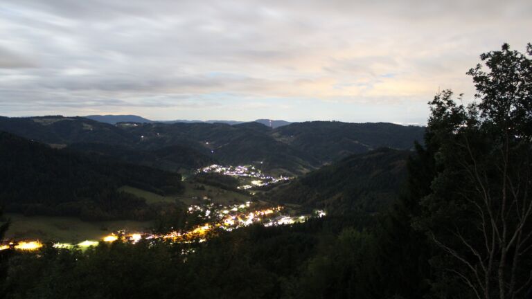 Dieses Bild zeigt eine Webcam-Aufnahme vom Achertal, aufgenommen am Freitag, den 28.08.2026 um 23:00 Uhr. Die Temperatur betrug 15.9°C.