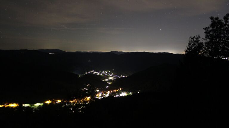 Dieses Bild zeigt eine Webcam-Aufnahme vom Achertal, aufgenommen am Donnerstag, den 15.10.2026 um 04:30 Uhr. Die Temperatur betrug 12.7°C.