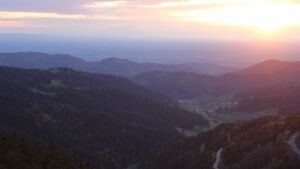 Dieses Bild zeigt eine Webcam-Aufnahme vom Achertal, aufgenommen am Dienstag, den 22.04.2025 um 20:20 Uhr. Die Temperatur betrug 10°C.