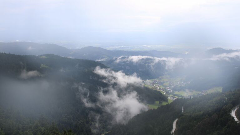 Dieses Bild zeigt eine Webcam-Aufnahme vom Achertal, aufgenommen am Freitag, den 01.08.2025 um 18:10 Uhr. Die Temperatur betrug 11.7°C.
