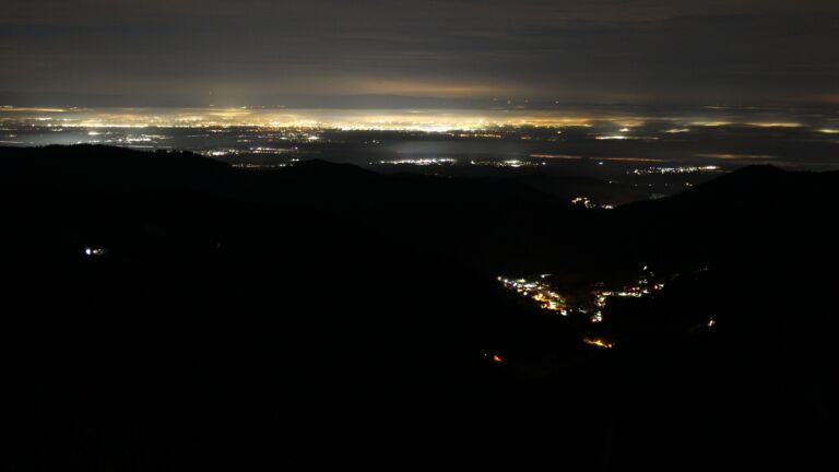 Dieses Bild zeigt eine Webcam-Aufnahme vom Achertal, aufgenommen am Dienstag, den 02.12.2025 um 05:00 Uhr. Die Temperatur betrug 1.6°C.