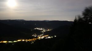 Dieses Bild zeigt eine Webcam-Aufnahme vom Achertal, aufgenommen am Freitag, den 24.07.2026 um 23:00 Uhr. Die Temperatur betrug 20°C.