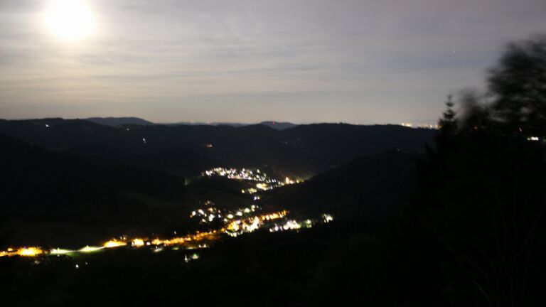 Dieses Bild zeigt eine Webcam-Aufnahme vom Achertal, aufgenommen am Freitag, den 24.07.2026 um 23:00 Uhr. Die Temperatur betrug 20°C.