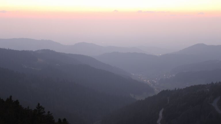 Dieses Bild zeigt eine Webcam-Aufnahme vom Achertal, aufgenommen am Mittwoch, den 18.03.2026 um 19:00 Uhr. Die Temperatur betrug 4°C.