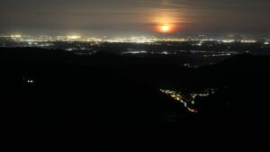 Dieses Bild zeigt eine Webcam-Aufnahme vom Achertal, aufgenommen am Montag, den 27.04.2026 um 04:30 Uhr. Die Temperatur betrug 9.6°C.