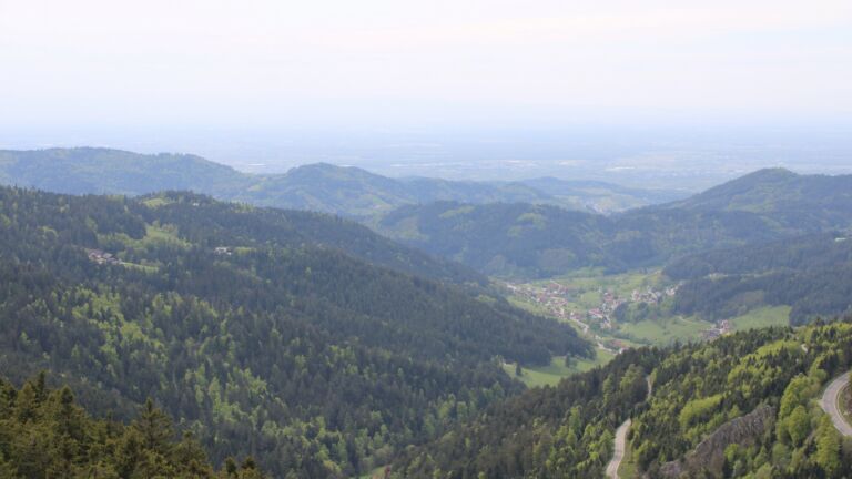 Dieses Bild zeigt eine Webcam-Aufnahme vom Achertal, aufgenommen am Dienstag, den 28.04.2026 um 16:00 Uhr. Die Temperatur betrug 15.1°C.